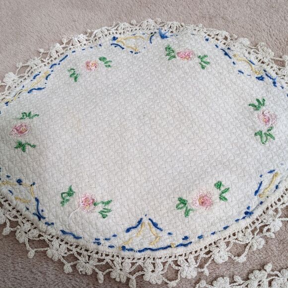 Vintage 1940's Handmade Embroidery & Crochet Doilies - Picture 10 of 16